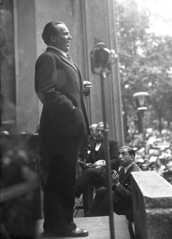 Richard Tauber singing at a charity concert in Berlin in 1932.