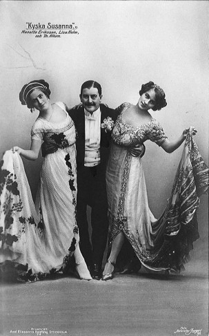Three members of the cast of the first Swedish performance of "Die keusche Susanne" at the Oscarsteatern in Stockholm, 1911. Swedish acresses Manetta Eriksson (later Ryberg) and Lisa Holm are surrounding Norwegian actor Thorleif Allum.