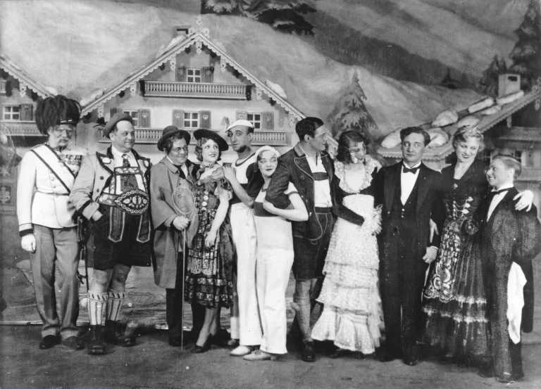 The Berlin cast of "Im weißen Rössl", 1930.