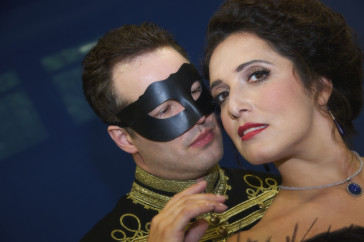 Daniel Prohaska as Mister X and Alexandra Reinprecht as Fedora. (Photo: Christian Zach/Theater am Gärtnerplatz)