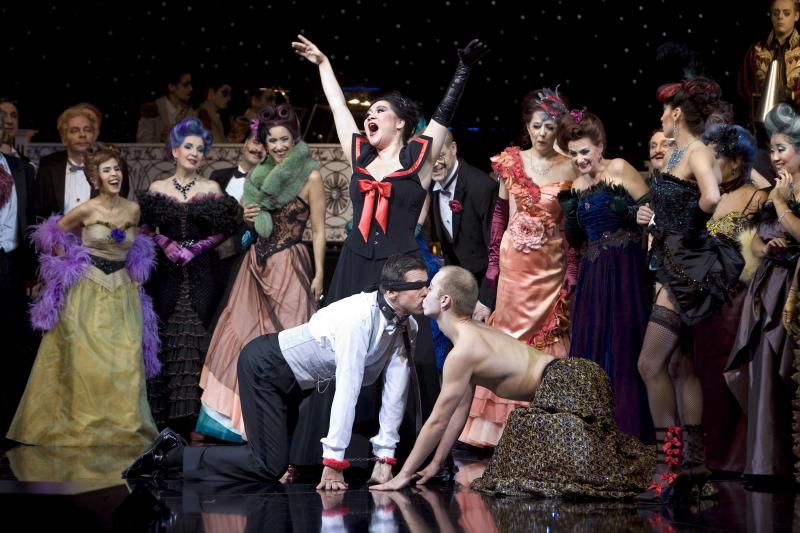 Peter Bording in the party scene from "Die Fledermaus", Aalto Theater Essen, 2011.