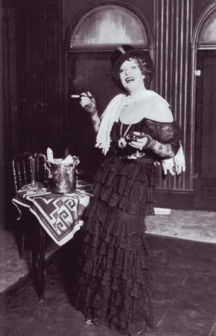 Dutch diva Beppie de Vries in "Die Blume von Hawaii", in the early 1930s.