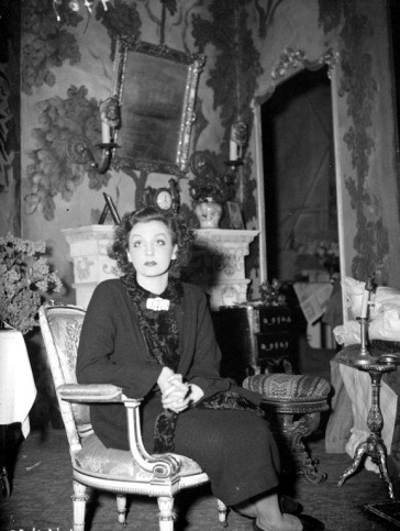 Zarah Leander in her dressing room, Vienna 1935.