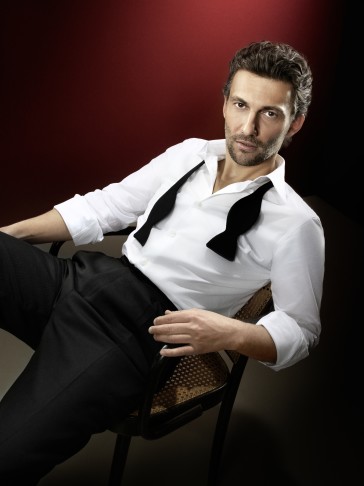 Highlighting the seducitve and throaty side of operetta: PR shot for Jonas Kaufmann's "Du bist die Welt für mich". (Photo: Gregor Hohenberg/Sony Classical)