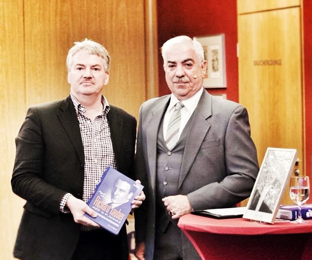 The author, Martin Sollfrank (l.) at the book presentation at the Semperoper Dresden with Intendant Wolfgang Rothe who is handed the first copy of the book.