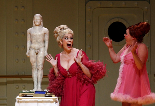 Jennifer Larmore as Helena. (Photo: Klaus Lefebvre/Hambruger Staatsoper)