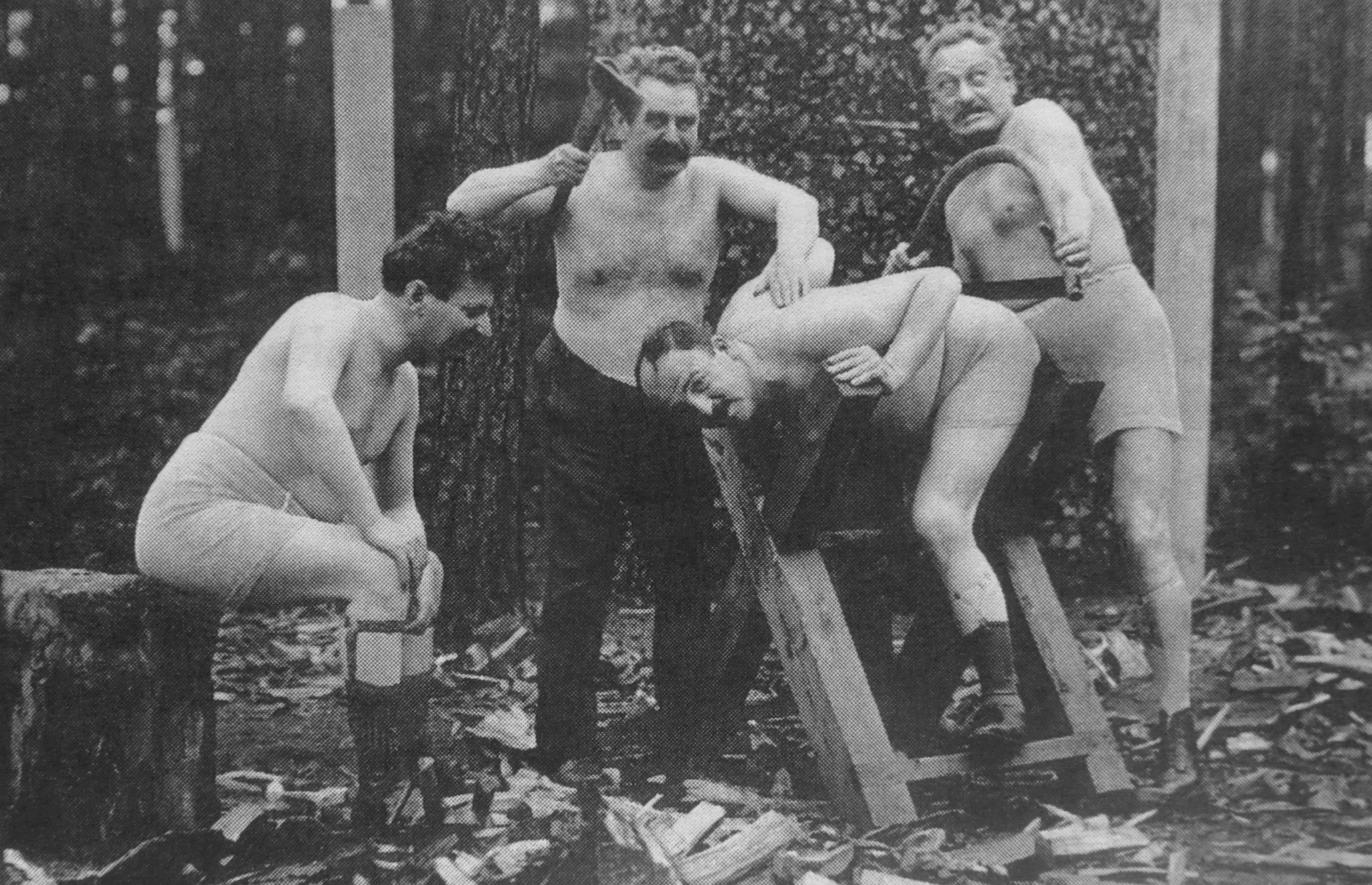 One of the few private photos showing Kálmán from his humerous side that he rarely displayed in public. Here, in 1914, he is horsing around with his "Csárdásfürstin" writing partners Leo Stein, Wilhelm Karczag and Bela Jenbach.