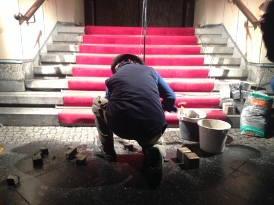 Laying down the "Stolpersteine" in Behrenstraße. (Photo: Komische Oper Berlin.)