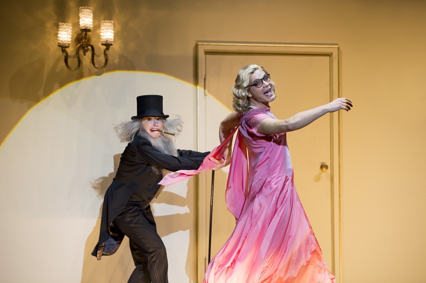 One of the many cross-dressing moments: Dagmar Manzel and Max Hopp in a scene from "Eine Frau, die weiß was sie will". (Photo: Iko Freese drama-berlin.de)