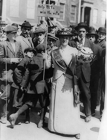 Suffragette „Mrs. Suffern“ with her banner, 1914 in New York. (Photo: Wikipedia)