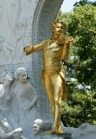 The "golden" Johann Strauss statue in the Vienna Stadtpark. (Photo: Wikipedia)