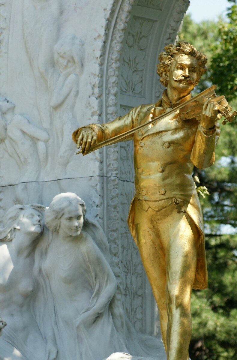 The "golden" Johann Strauss statue in the Vienna Stadtpark. (Photo: Wikipedia)