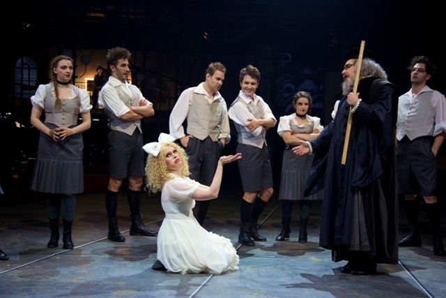 "Dr. FAUST jun." in Munich: Florence Losseau as Aglaé, Thomas Hohenberger as Brandner, Alexandra Flood as Marguerite, Stefan Thomas as Siebel, Niklas Mallmann as Frantz, Sarah Mzali-Aristidou as Lisette, David Sitka as Faust, Ioannis Kalyvas as Altmayr. (Photo: Christian POGO Zach)