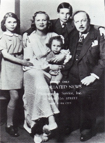Emmerich Kalman and his family arriving in New York in May 1940. Yvonne Kalman can be seen sitting on her mother's knee. (Photo: ORCA)
