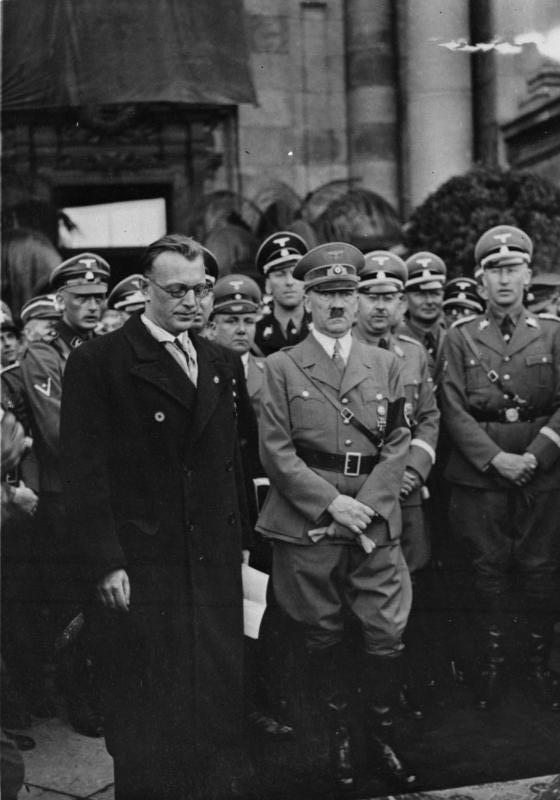 Arthur Seyß-Inquart standing next to Adolf Hitler in Vienna, 1938. (Photo: Bundesarchiv Bild 119-5243)