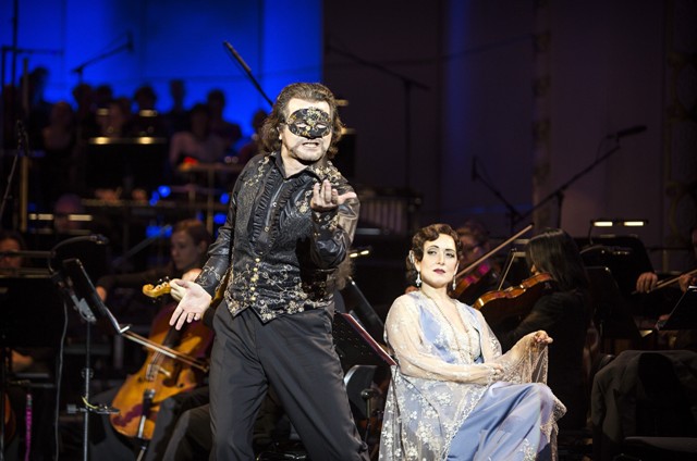 Zoltán Nyári and Alexandra Reinprecht in "Die Zirkusprinzessin" at the Komische Oper Berlin. (Photo: Iko Freese/drama-berlin.de)