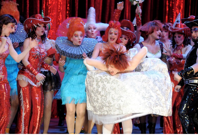 Dagmar Manzel and ensemble in "Kiss Me, Kate" at the Komische Oper Berlin. (Photo: Monika Ritterhaus)