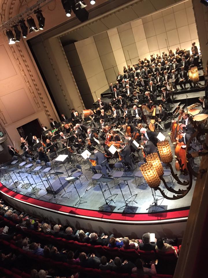 The orchestra and chorus taking their seats for "Fantasio" at the Komische Oper Berlin. (Photo: Private)