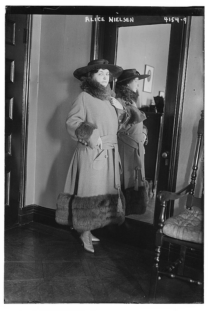 Soprano Alice Nielsen in 1917.