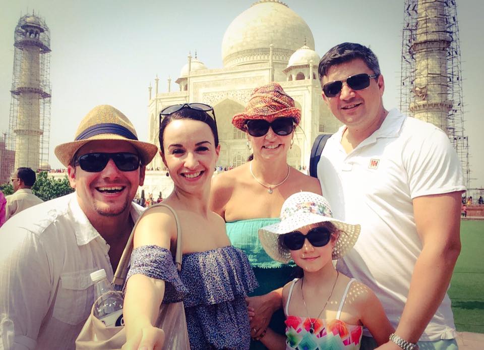 The soloists of the Budapest Operetta Theater in front of the Taj Mahal. (Photo: Pentaton) 