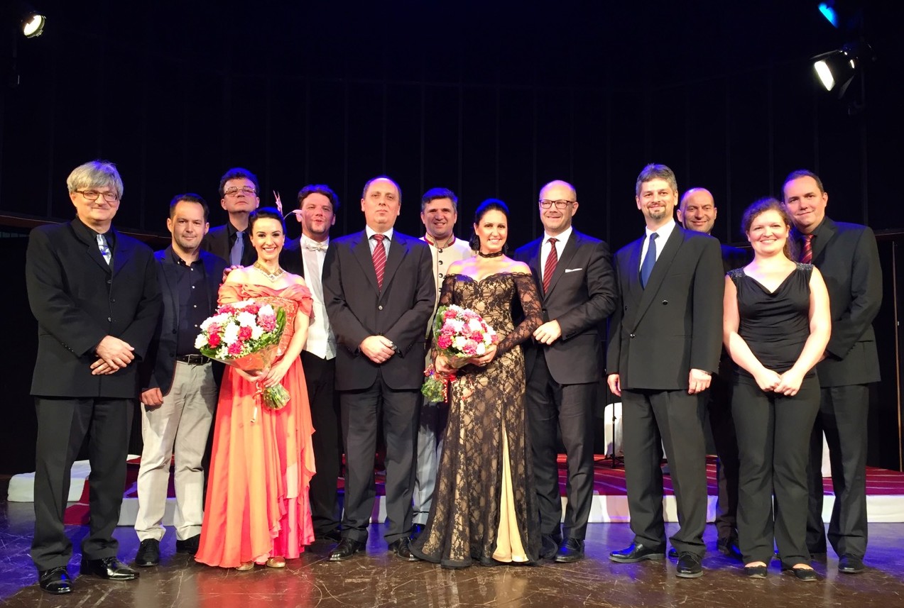 An official group photo of the soloists and representatives of the Budapest Operetta Theater with Gyula Pethő, the Hungarian Ambassador in India, and Zoltan Wilhelm, head of the Hungarian Cultural Center in Delhi. (Photo: Pentaton)