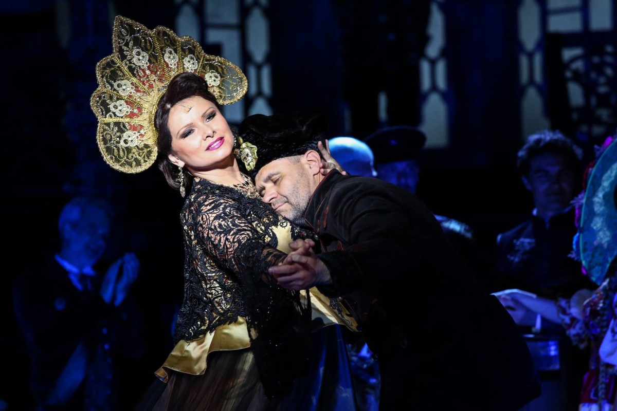 Diva Zsuzsa Kalocsai in one her glorious moments in "Herzogin von Chicago". (Photo: Budapesti Operettszínház)