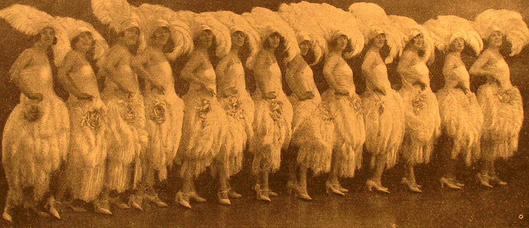 The "Mariza" girls in the 1924 Berlin production. (Photo: Operetta Research Center)