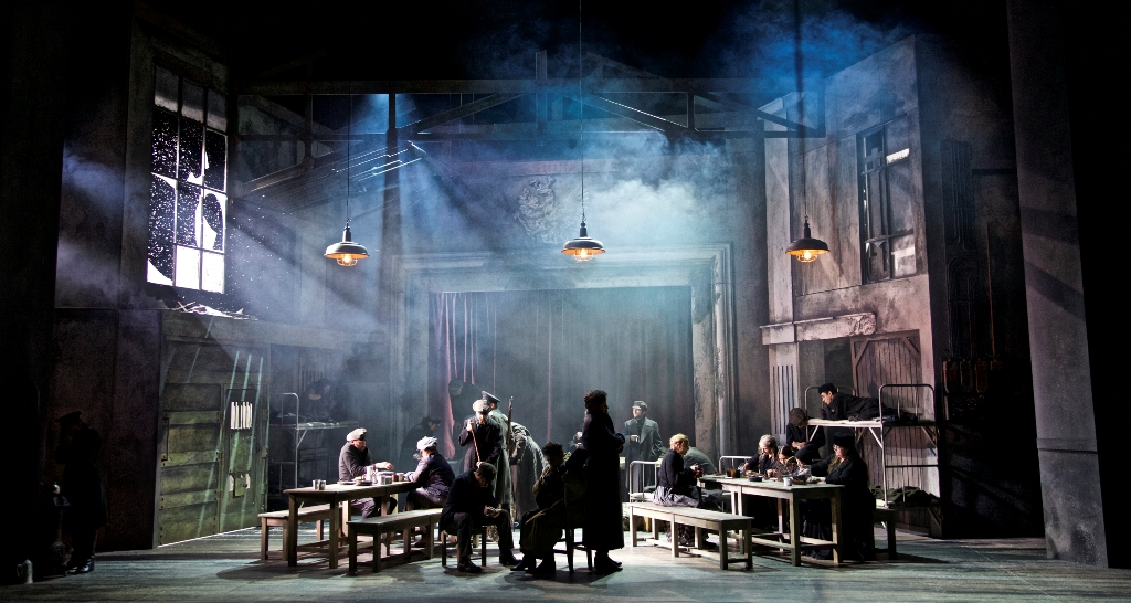 The Siberian prison camp where this 2016 "Viktoria und ihr Husar" is set in the Gärtnerplatz Theater production. (Photo: Christian POGO Zach)