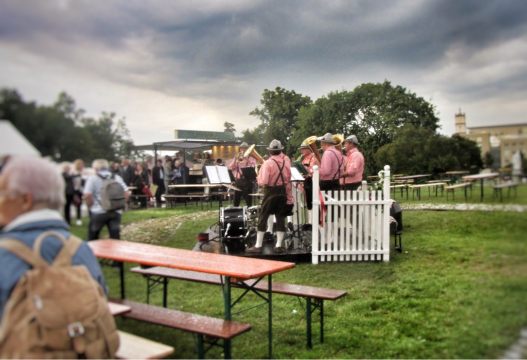 The brass band playing during the interval of "Im weißen Rössl" in Neustrelitz. (Photo: Kevin Clarke)
