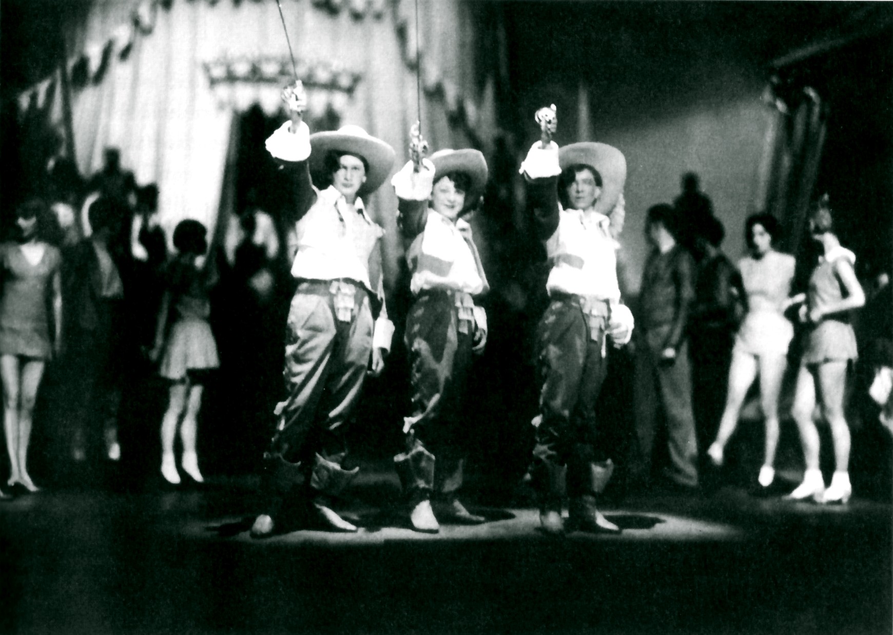 Erik Charell's Berlin version of the "Musceteers" at the Großes Schauspielhaus, starring Alfred Jerger, Max Hansen and Siegfried Arno (from left to right). (Photo: Archive Operetta Research Center)