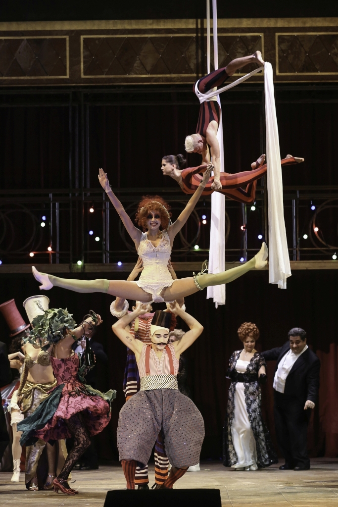 The Wiener Staatsballett, Chorus, and extras in "Die Zirkusprinzessin." (Photo: Barbara Pálffy/Volksoper Wien)