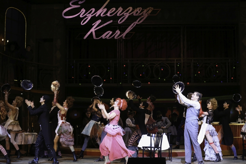 Scene in the Erzherzog Karl hotel, in "Die Zirkusprinzessin." With Elisabeth Schwarz (Miss Mabel Gibson), Michael Havlicek (Toni Schlumberger), Wiener Staatsballett, and extras. (Photo: Barbara Pálffy/Volksoper Wien)