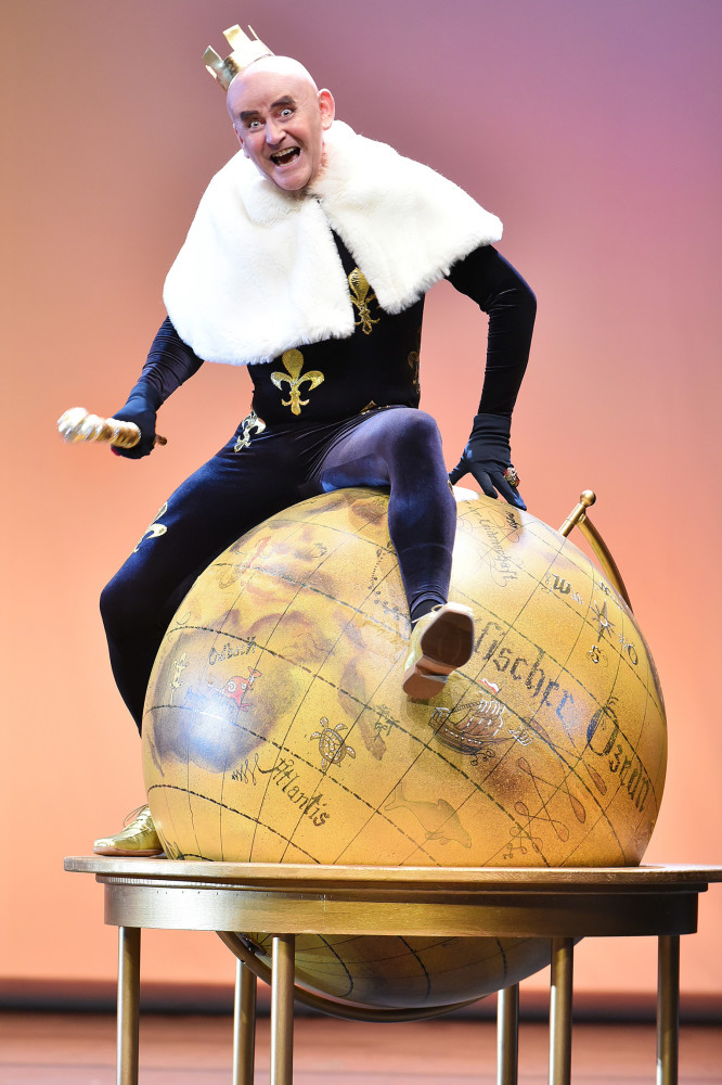 Matthias Bleidorn as King Bobèche in "Ritter Blaubart" in Cottbus. (Photo: Marlies Kross)