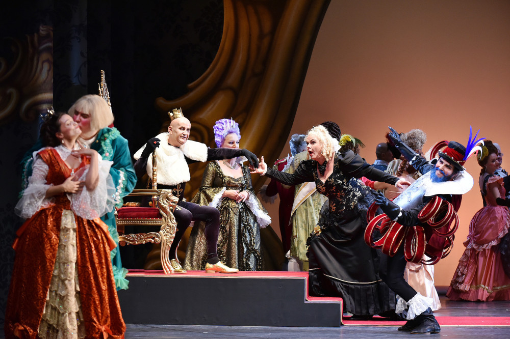 The hand kissing ceremony at court with Carola Fischer as Boulotte, in "Ritter Blaubart" in Cottbus. (Photo: Marlies Kross)