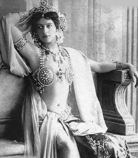 Mata Hari as a Bajadere in 1906.