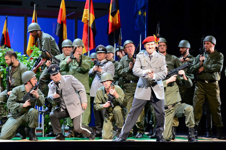 Gideon Poppe as Fritz with the gentlemen of the chorus in Kassel's "Die Großherzogin von Gerolstein." (Photo: Nils Klinger)