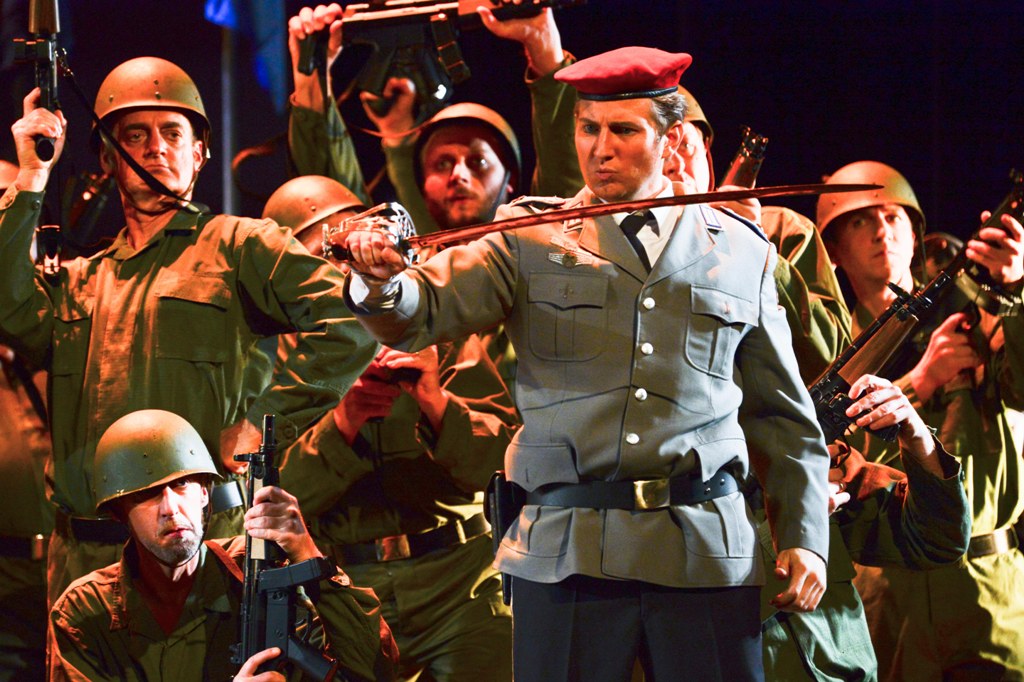 Gideon Poppe as Fritz with gentlemen of the Kassel opera chorus in "Großherzogin von Gerolstein." (Photo: Nils Klinger)