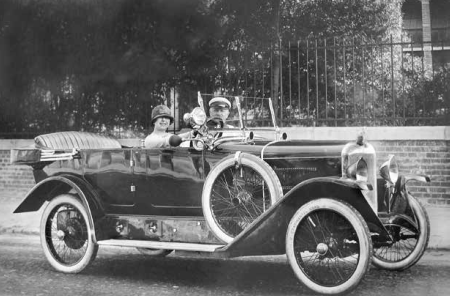 Louise Kartousch in her Gräf & Stift car, 1925. (Photo: Die Villen von Bad Ischl/Amalthea)