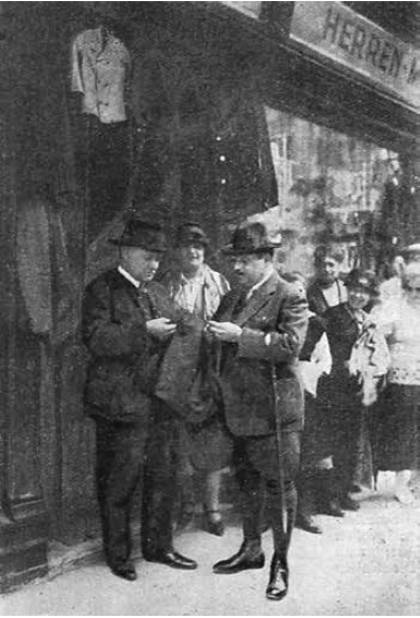 Emmerich Kalman (r.) and Franz Lehar in front of the shop Louvre, looking at fabrics. From the 1925 magazine "Die Bühne." (Photo: Die Villen von Bad Ischl/Amalthea)