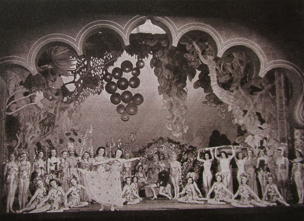 Scene from the 1940 production of Lincke's "Im Reiche des Indra." (From: Andreas Schwarze's "Metropole des Vergnügens," Sax-Phon Press 2016)