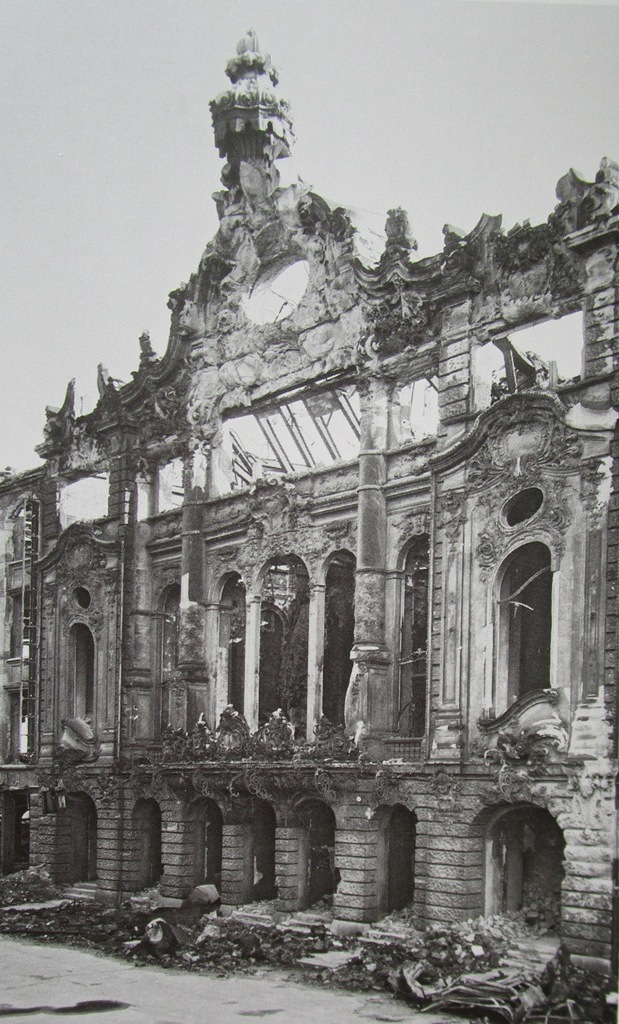 The ruins of the Central Theater in Dresden in 1946. (From: Andreas Schwarze's "Metropole des Vergnügens," Sax-Phon Press 2016)