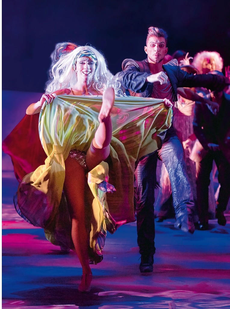 Dancers doing the "Galop infernal" in "Orpheus in der Unterwelt," Staatsoperette Dresden. (Photo: Stephan Floß)
