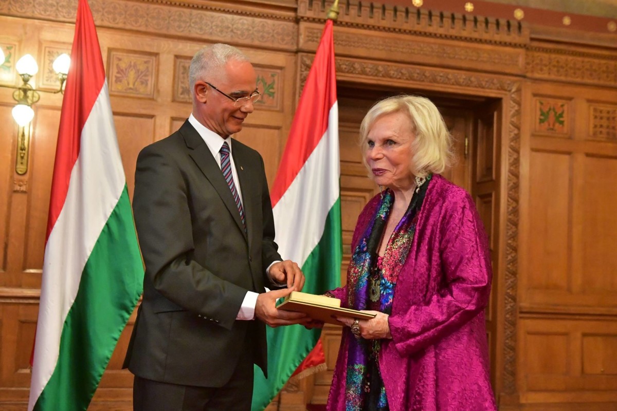 Yvonne Kalman receiving the Pro Cultura Hungarica prize from Hungary’s culture minister in the House of Parliament. (Photo: Budapesti Operettszínház)