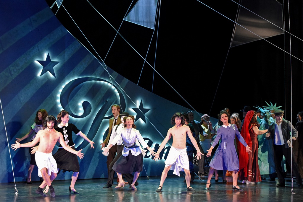 "Every movie is a circus": the ensemble in "Sunset Boulevard." (Photo: Bühnen der Stadt Gera/Landestheater Altenburg)