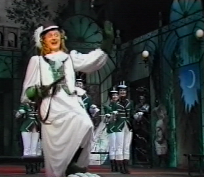 Peter Menzel as Hermosa in "Die Insel Tulipatan," 1982. (Screenshot)