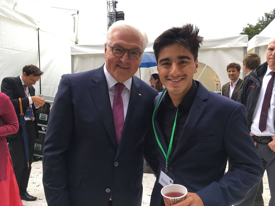 Atrin Madani performing at the garden party of Germany's president Steinmeier, in 2017. (Photo: Private)