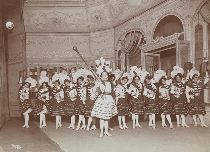 Edna May and trumpeters in "Belle of New York." (Photo: Collection Dario Salvi)