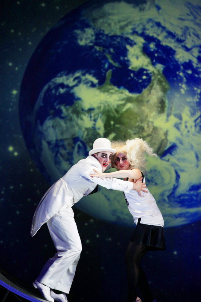 Jonas Dassler and Vidina Popov as Tonio and Evelyne in "Alles Schwindel" at Gorki Theater, Berlin. (Photo: Ute Langkafel)