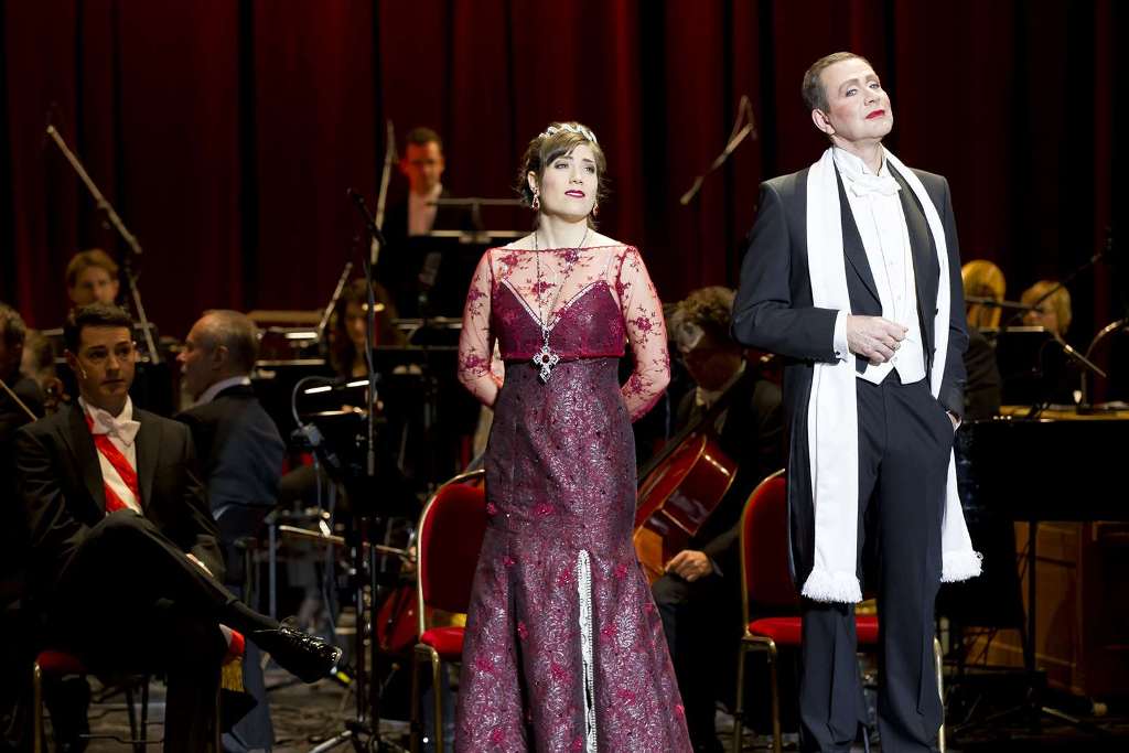 Talya Liebermann as Princess Isabella and Tom Erik Lie as Chamoix in "Märchen im Grand Hotel" at Komische Oper Berlin, 2017. (Photo: Robert-Recker.de)