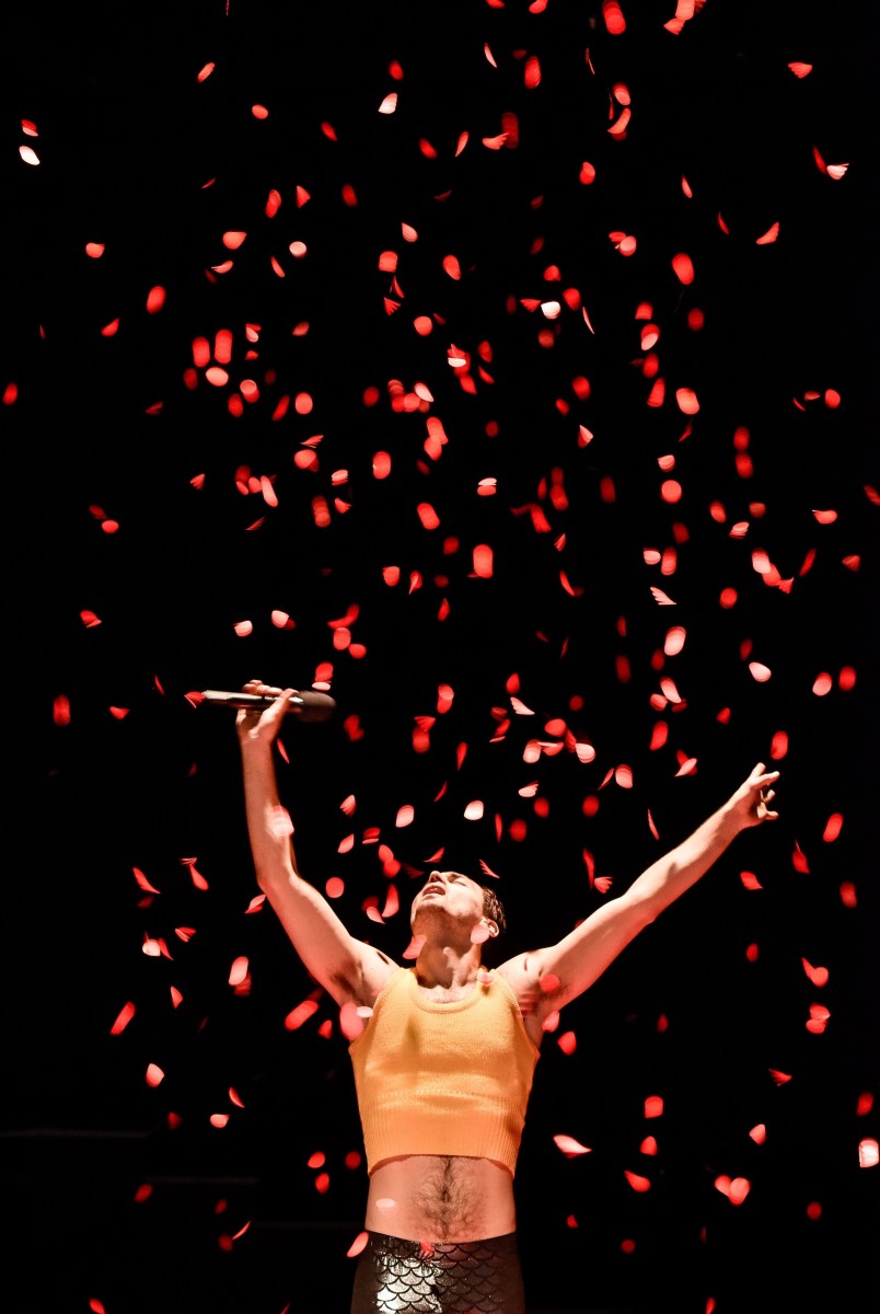 Božidar Kocevski in "Jeder Idiot hat eine Oma, nur ich nicht" at Deutsches Theater Berlin/Kammerspiele 2018. (Photo: Arno Declair)